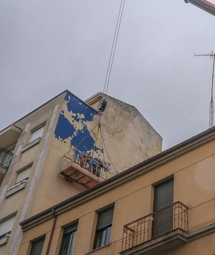 Imagen secundaria 2 - Arriba, primeras líneas del nuevo mural; la grúa que sujeta la plataforma y la fachada lateral.