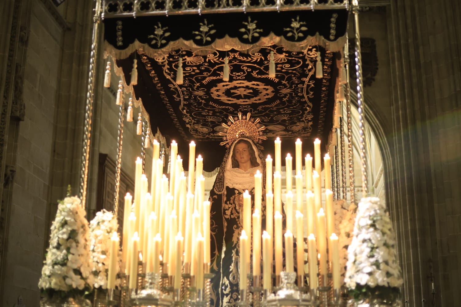 Sin Soledad ni Cristo de la Liberación: la lluvia desluce el inicio del Sábado Santo