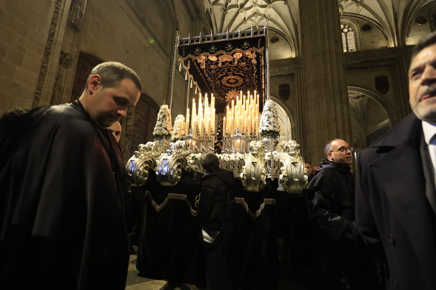 Sin Soledad ni Cristo de la Liberación: la lluvia desluce el inicio del Sábado Santo