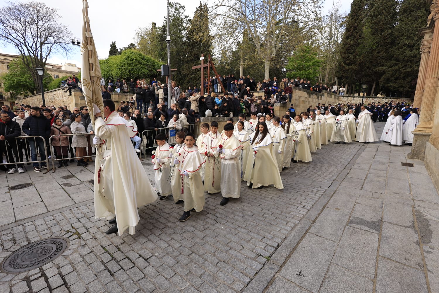 El Encuentro de Resurrección pone un solemne broche final a la Semana Santa salmantina