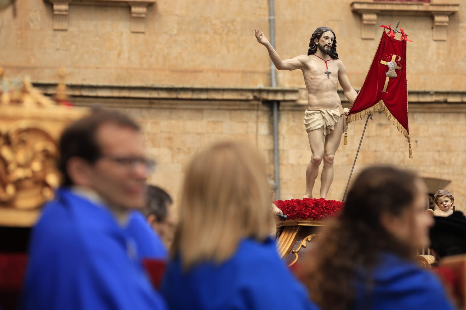 El Encuentro de Resurrección pone un solemne broche final a la Semana Santa salmantina