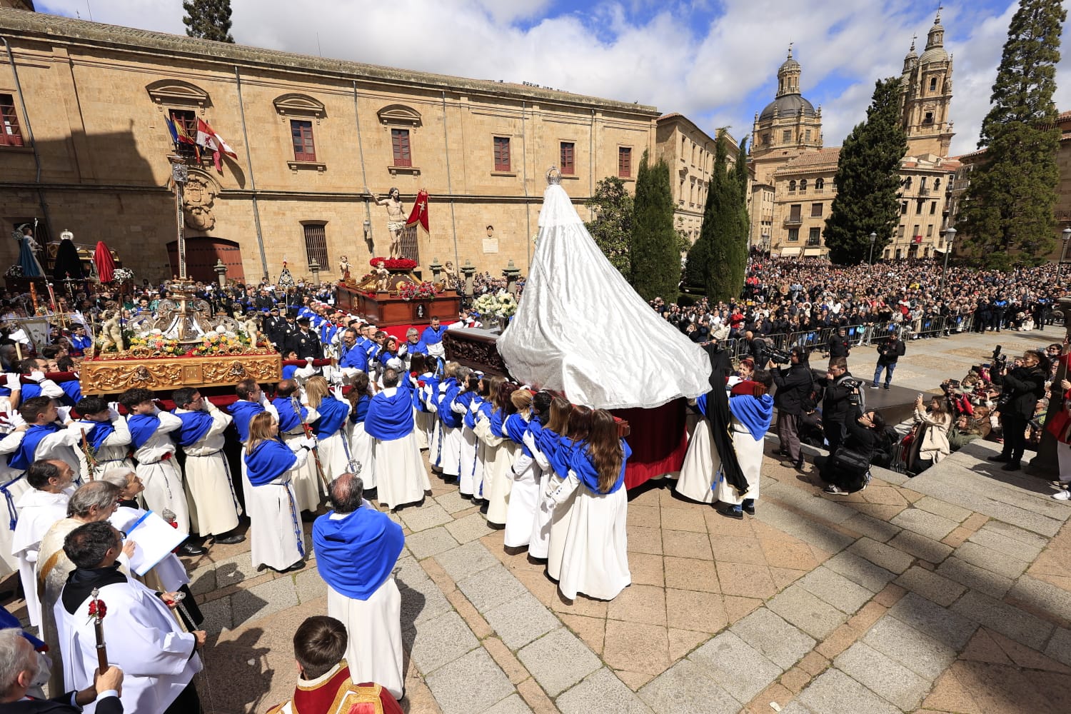 El Encuentro de Resurrección pone un solemne broche final a la Semana Santa salmantina
