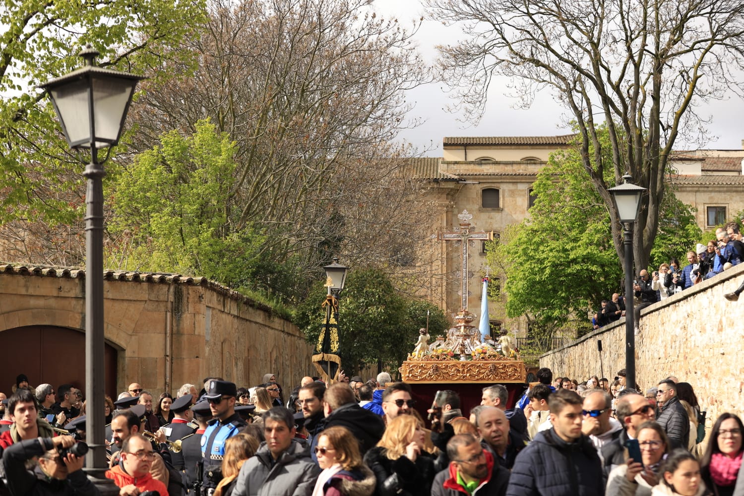 El Encuentro de Resurrección pone un solemne broche final a la Semana Santa salmantina