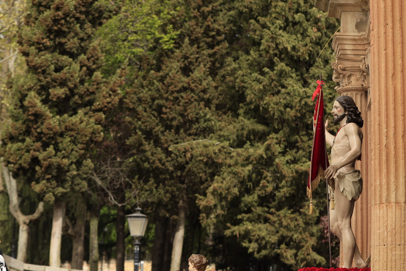 El Encuentro de Resurrección pone un solemne broche final a la Semana Santa salmantina