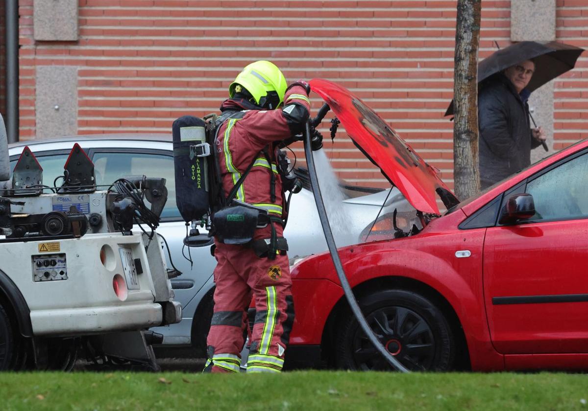 Los bomberos tratan de apagar el incendio de un coche en Salamanca en una imagen de archivo.