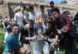 Varios jóvenes posan en las inmediaciones del Puente Romano de Salamanca un Lunes de Aguas soleado.