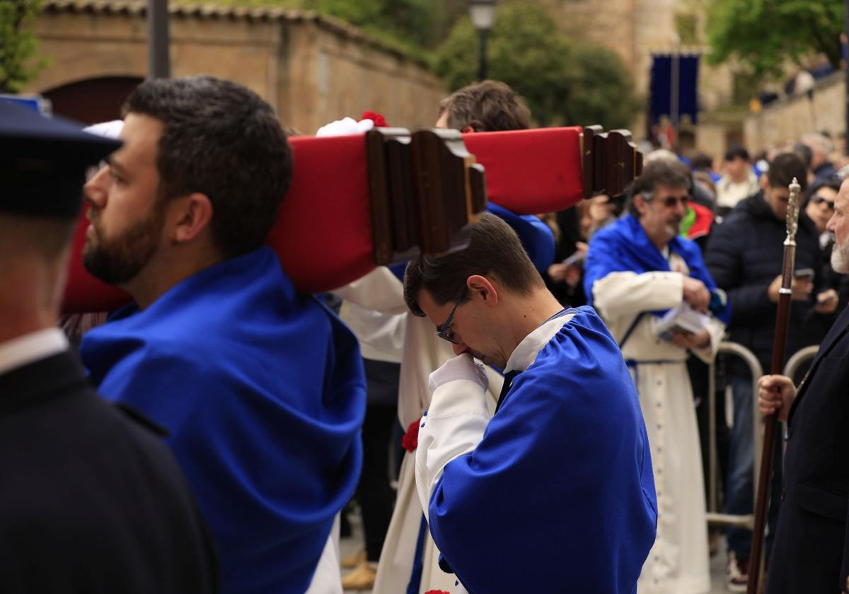 Tomás pensativo a la salida del Resucitado de la capilla de la Vera Cruz