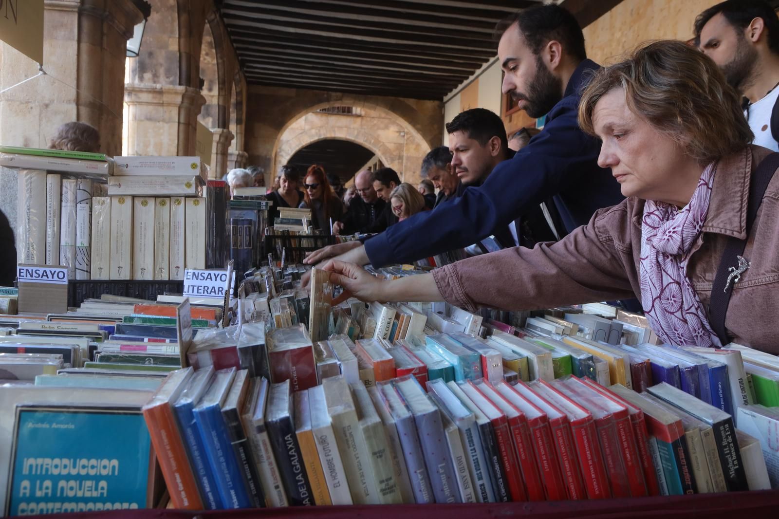 Sol, música y libros: Así celebra Salamanca el Día del Libro con homenaje a Martín Gaite