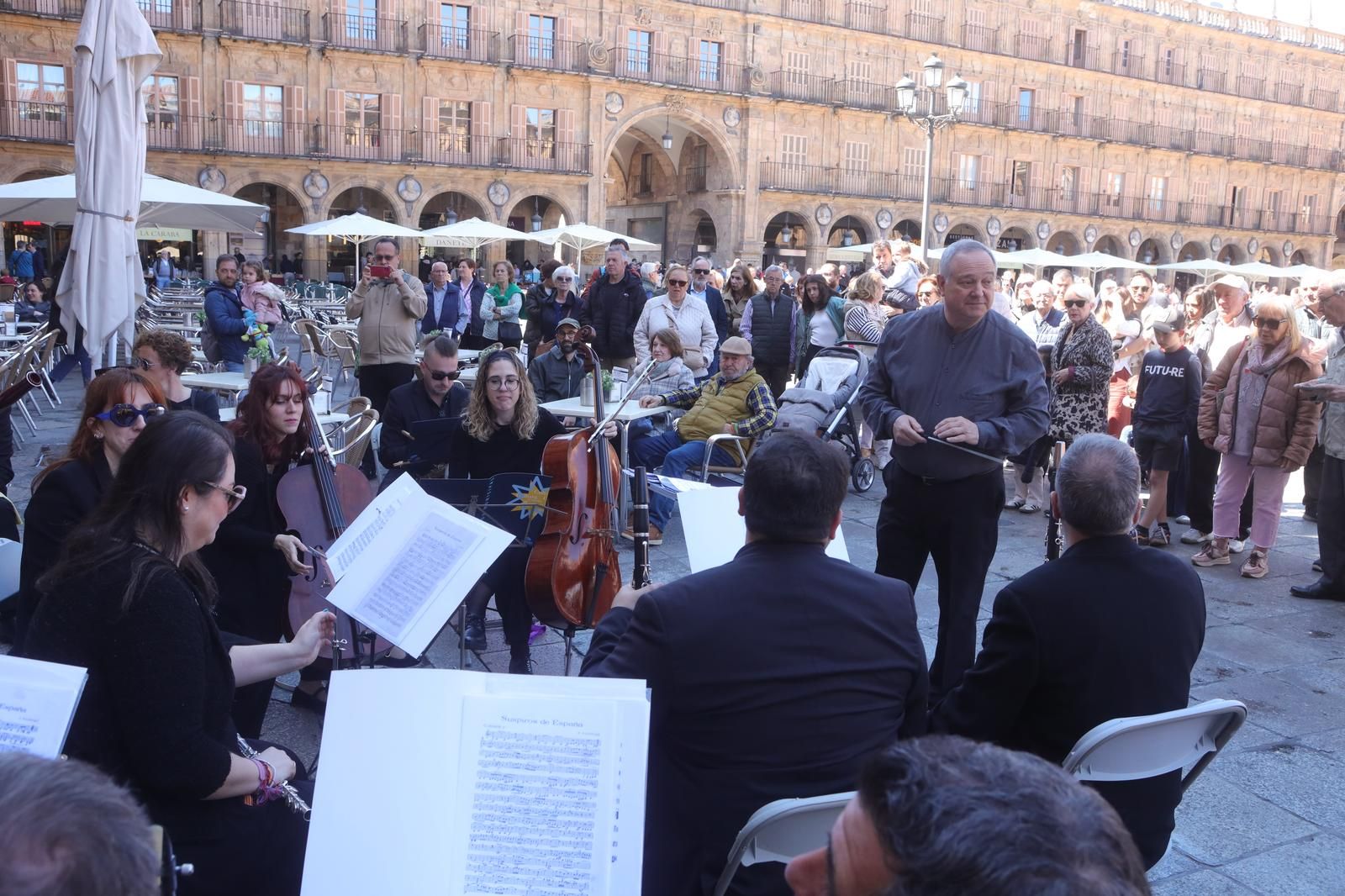 Sol, música y libros: Así celebra Salamanca el Día del Libro con homenaje a Martín Gaite