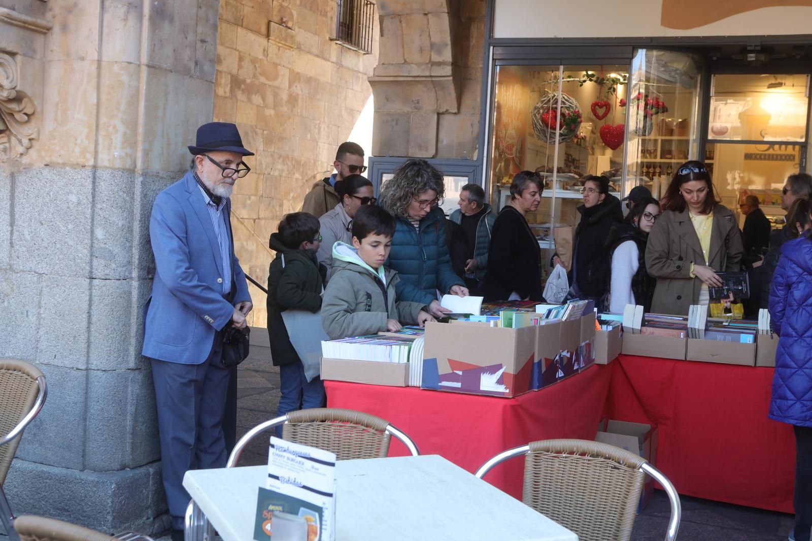 Sol, música y libros: Así celebra Salamanca el Día del Libro con homenaje a Martín Gaite