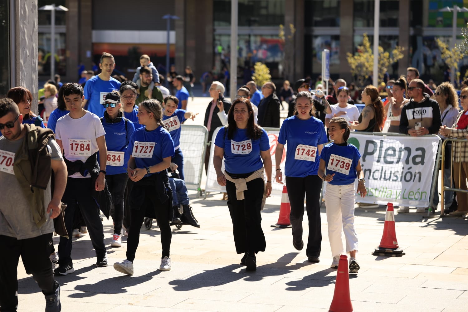 La Carrera y marcha por el Día de Castilla y León de Salamanca, en imágenes