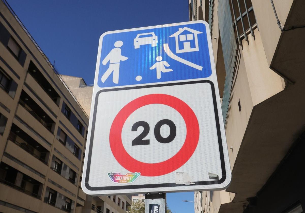 Imagen principal - Las señales de zona 20 y de la ZBE, ya actualizadas, y la de paso de peatones, que tendrá que cambiar.
