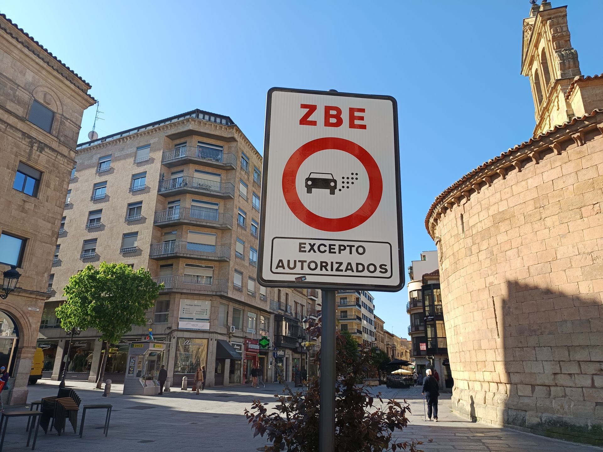 Imagen secundaria 1 - Las señales de zona 20 y de la ZBE, ya actualizadas, y la de paso de peatones, que tendrá que cambiar.
