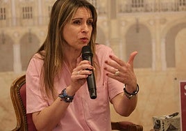 La escritora Rosa Valle, durante la presentación.