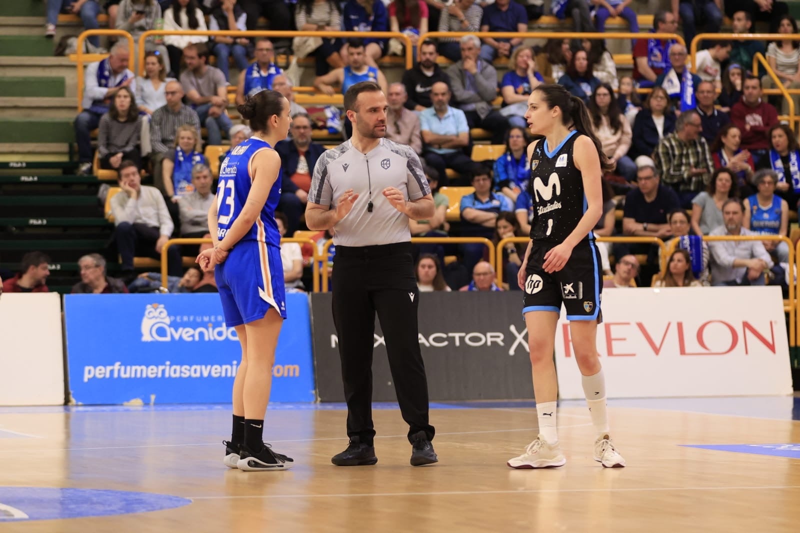 El Avenida-Estudiantes, en imágenes con reconocimientos para Silvia e Iyana