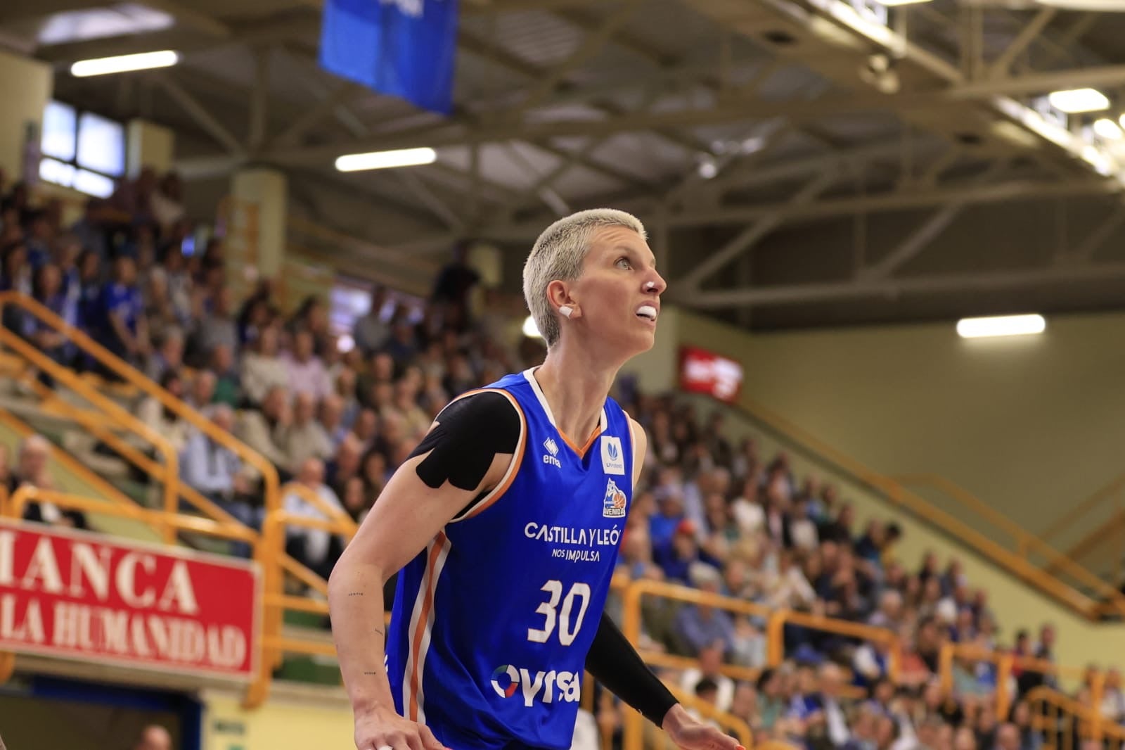 El Avenida-Estudiantes, en imágenes con reconocimientos para Silvia e Iyana