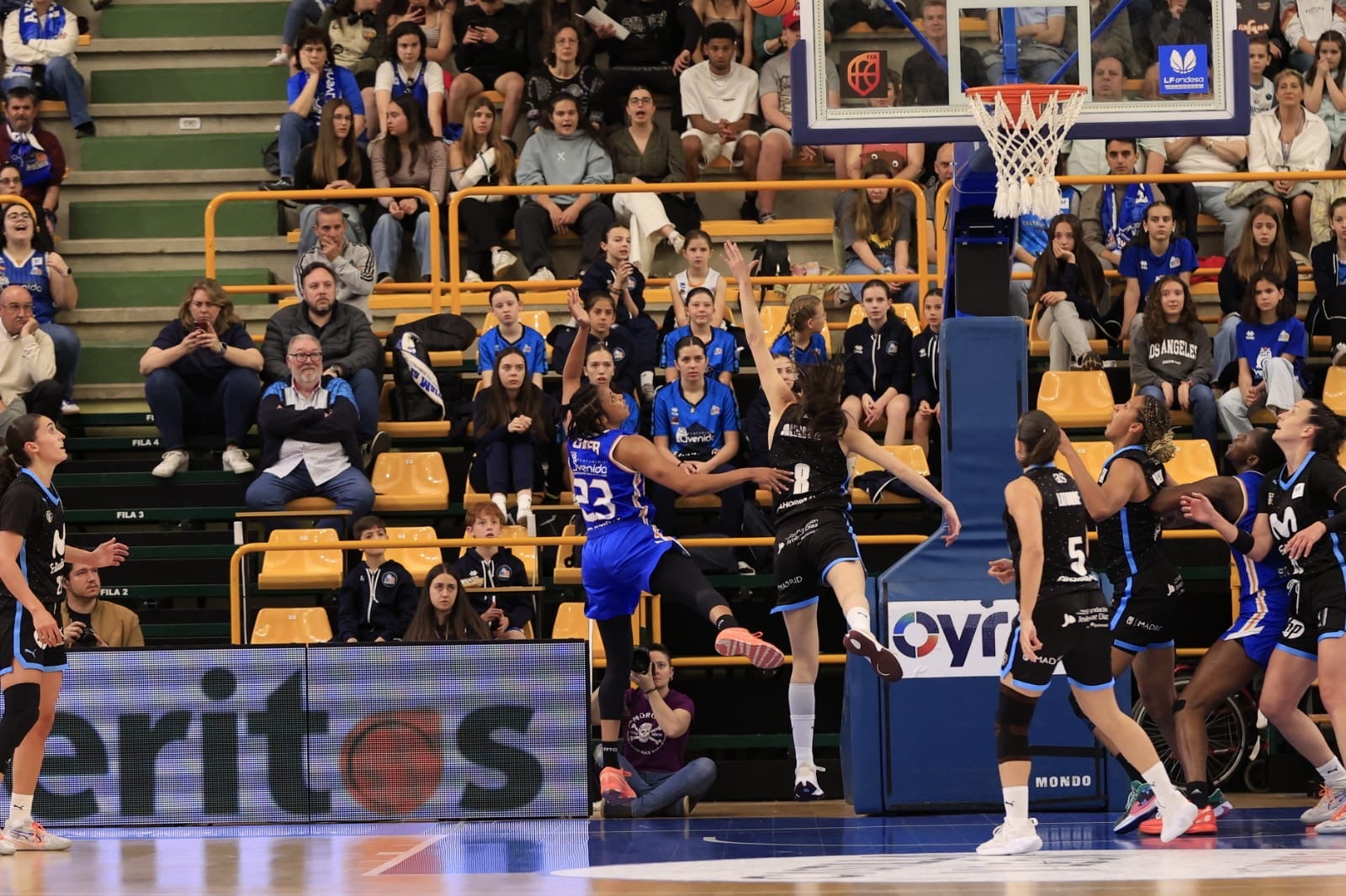 El Avenida-Estudiantes, en imágenes con reconocimientos para Silvia e Iyana
