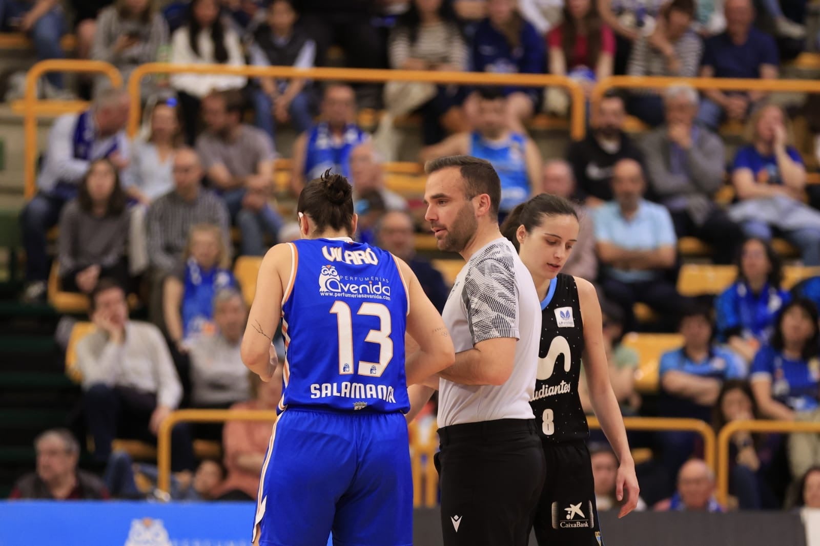 El Avenida-Estudiantes, en imágenes con reconocimientos para Silvia e Iyana