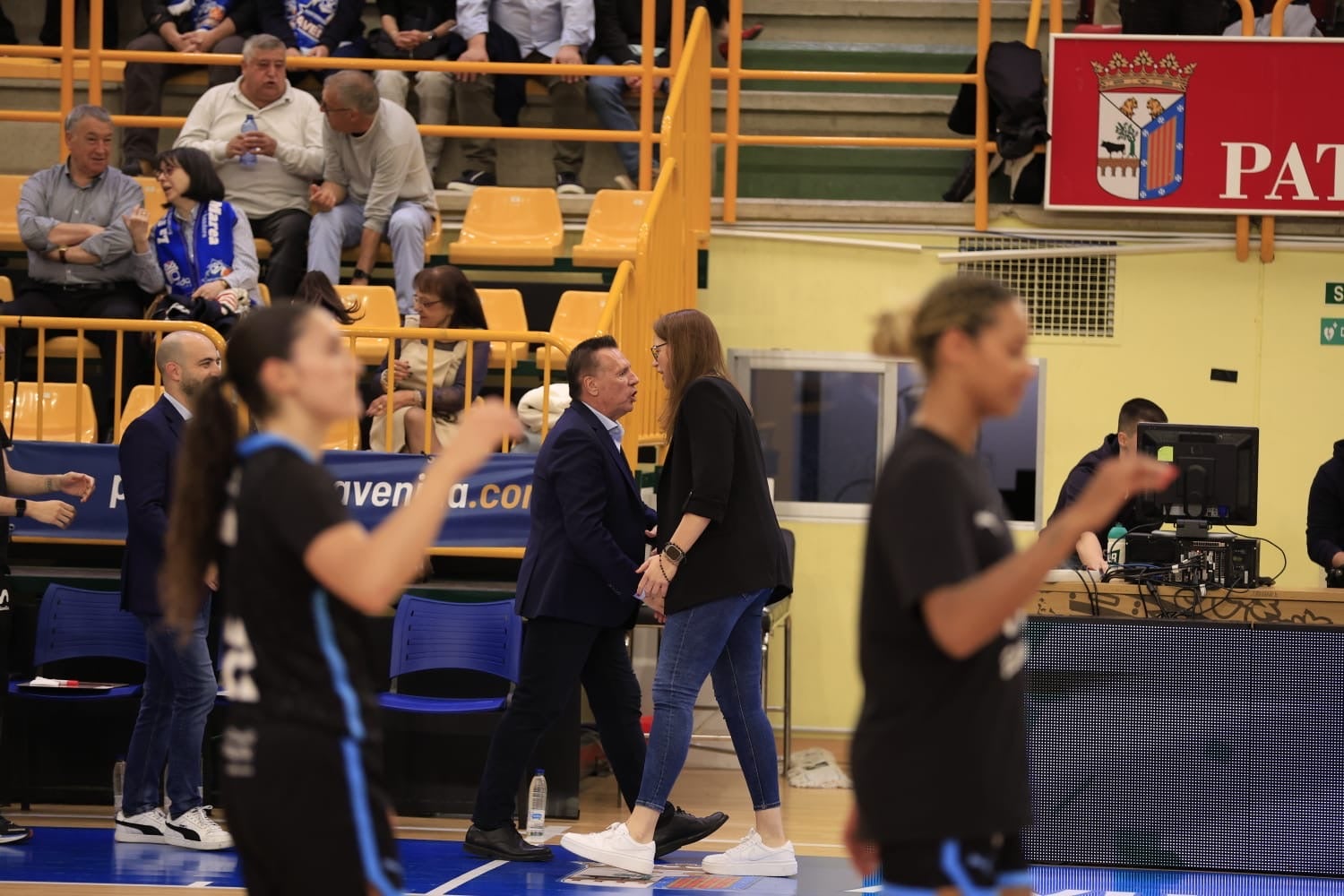El Avenida-Estudiantes, en imágenes con reconocimientos para Silvia e Iyana