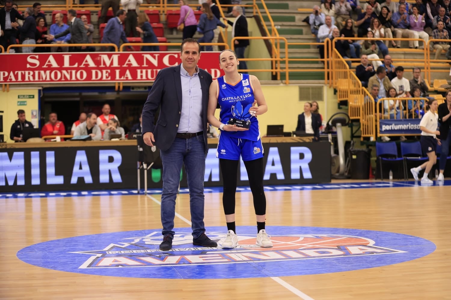 El Avenida-Estudiantes, en imágenes con reconocimientos para Silvia e Iyana