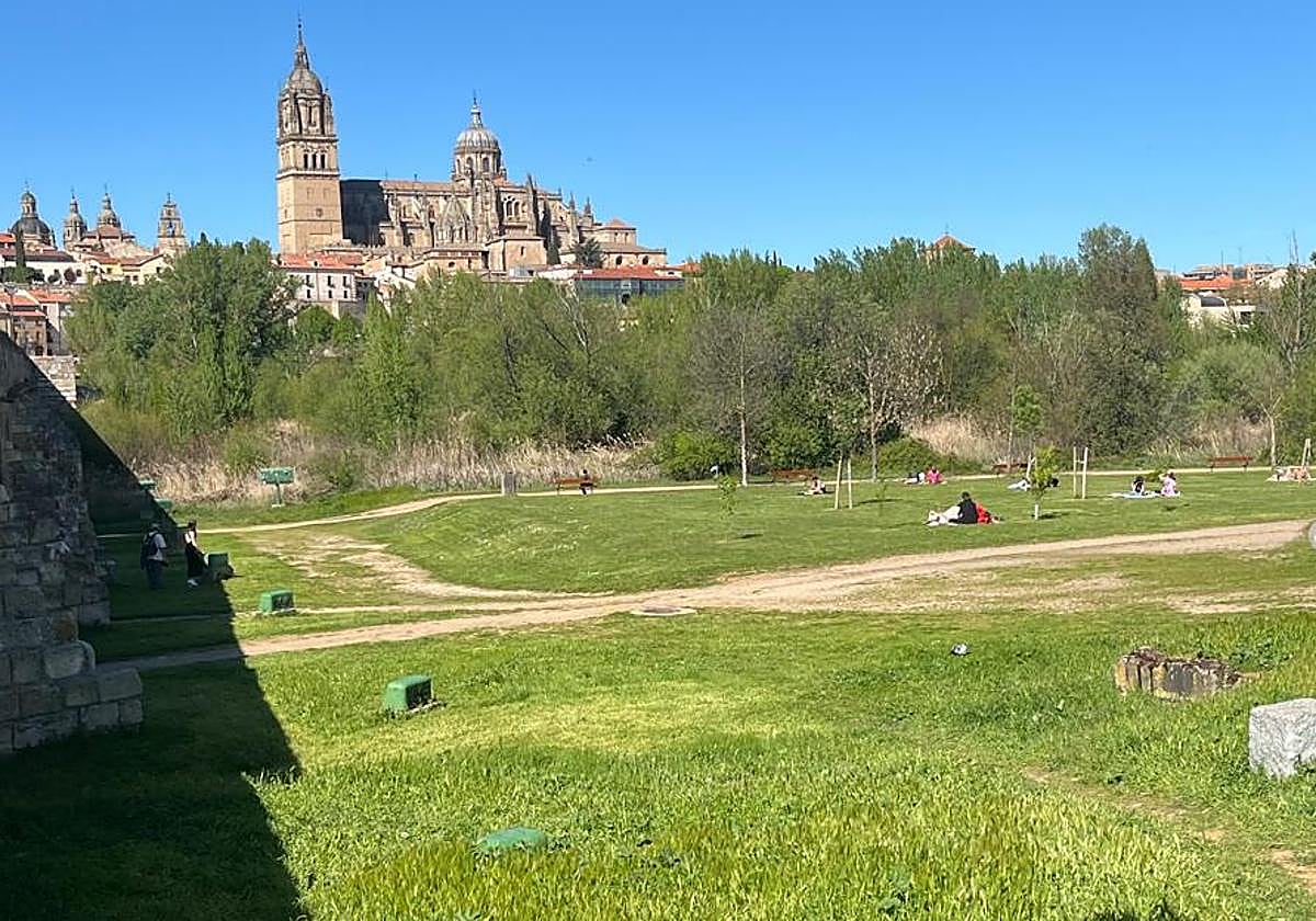 Los alrededores del Puente Romano, a horas de recibir a miles de salmantinos por el Lunes de Aguas