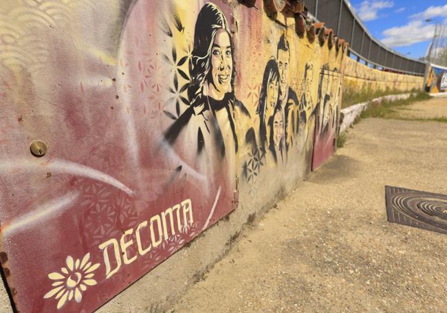 Mural de Decoma en la Casa de la Juventud en Garrido, Salamanca.