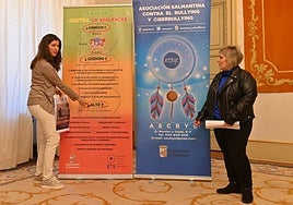 Miryam Rodríguez y Carmen Guillén presentan el programa de actos contra el bullying.