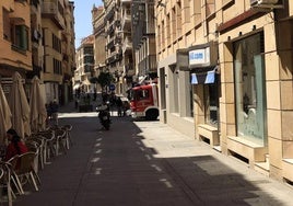 Los bomberos en la calle Azafranal de Salamanca.