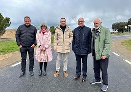 El presidente de la Diputación de Salamanca, Javier Iglesias, junto al alcalde de Galisancho, Jaime Aveleira, y la diputada comarcal, Eva Picado.