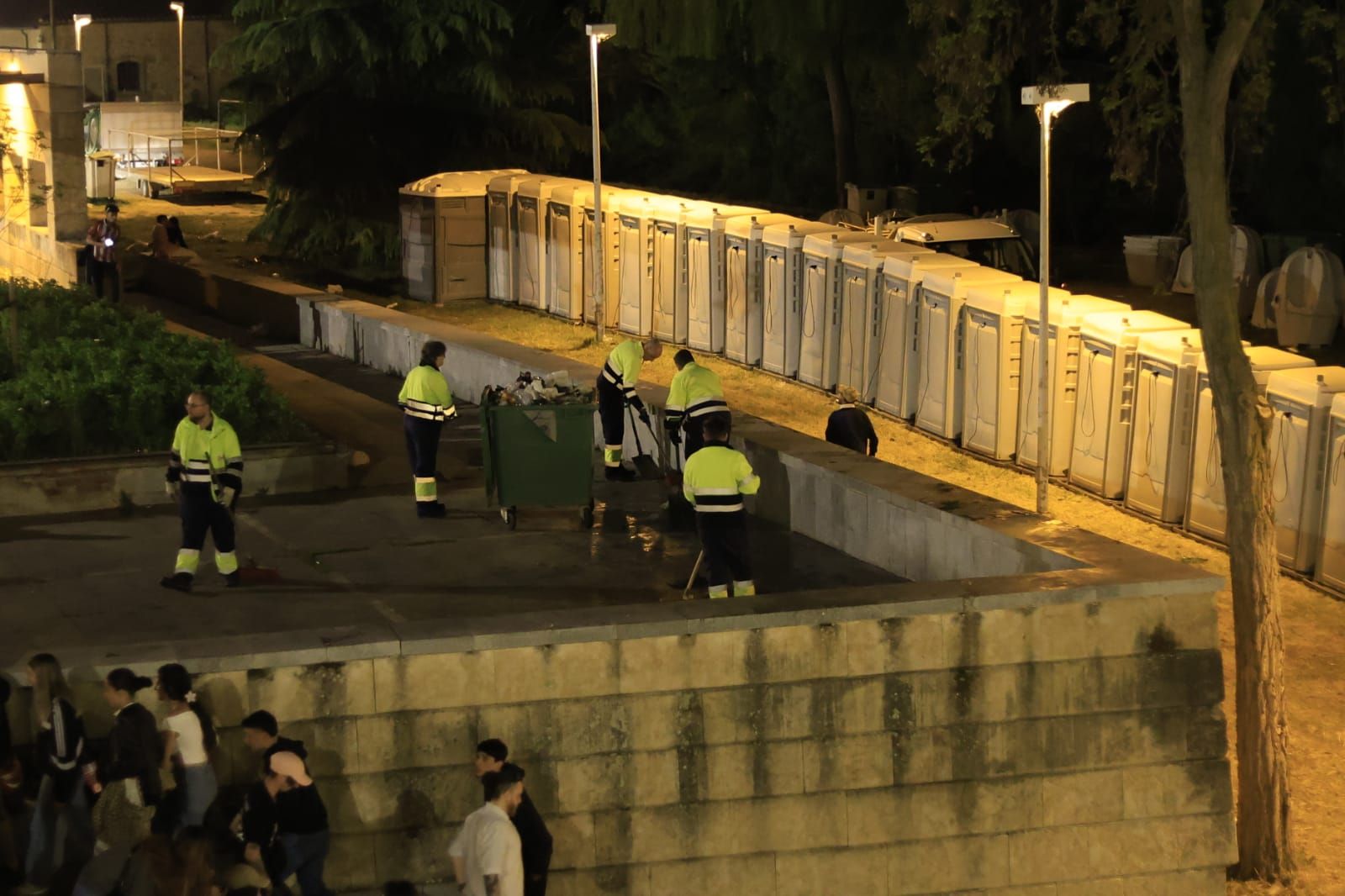 La cara B del Lunes de Aguas en Salamanca: mucha basura pero sin incidentes