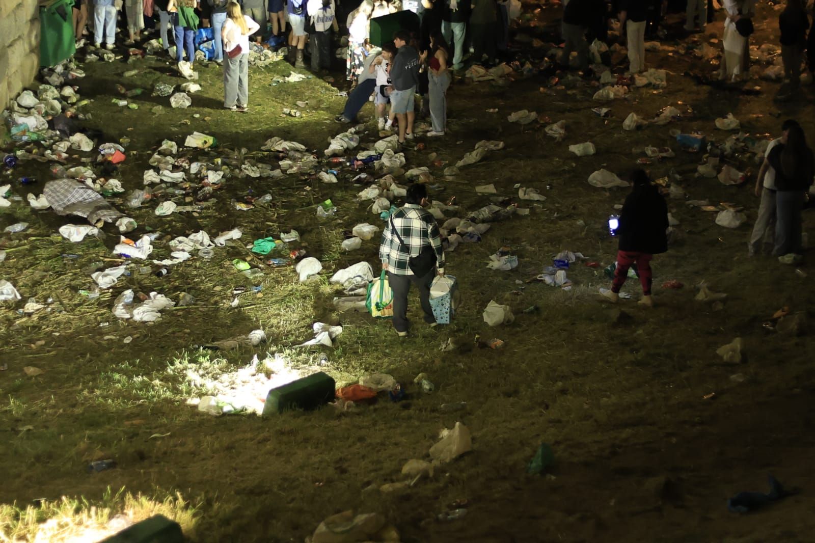 La cara B del Lunes de Aguas en Salamanca: mucha basura pero sin incidentes