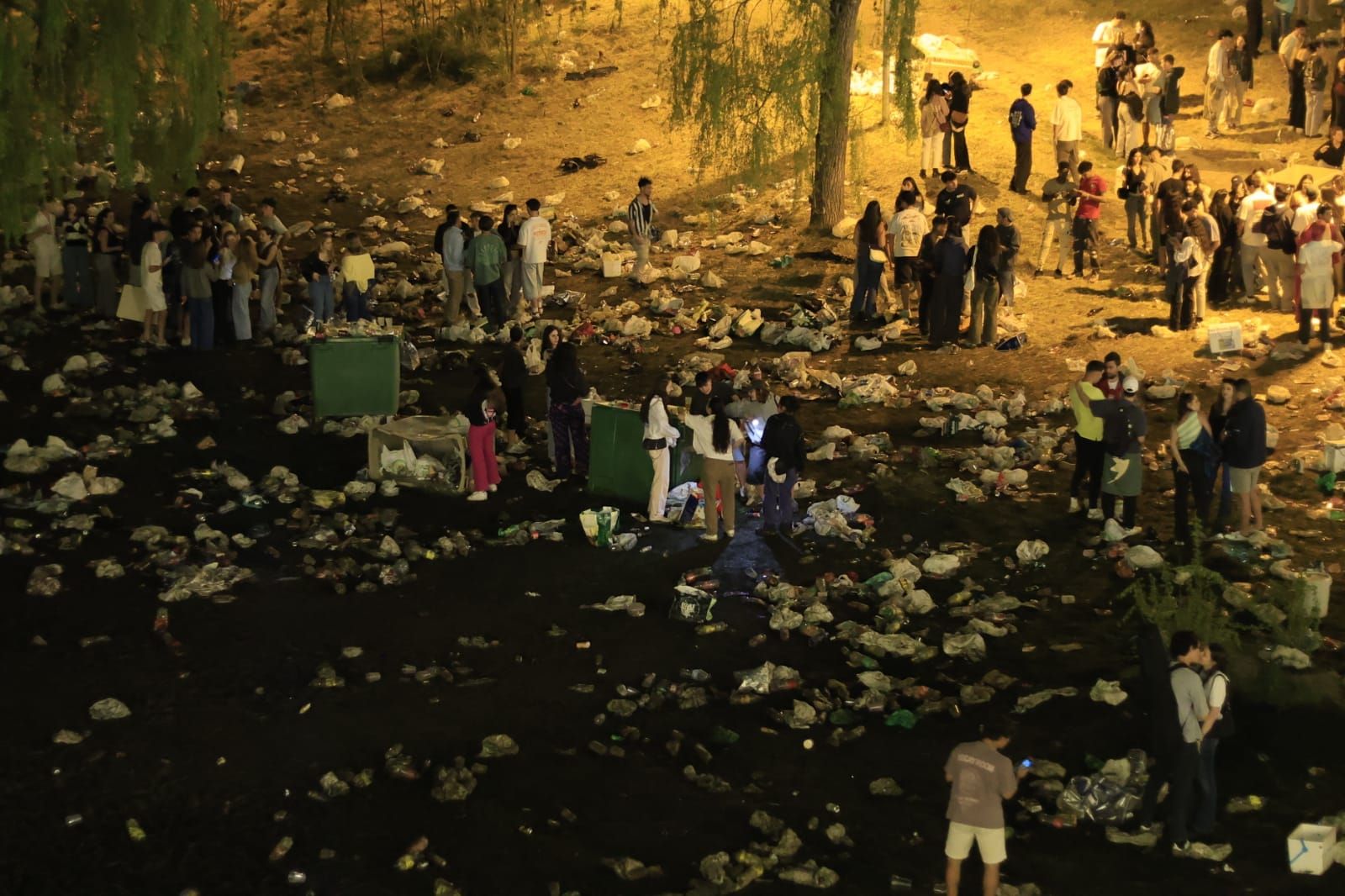 La cara B del Lunes de Aguas en Salamanca: mucha basura pero sin incidentes