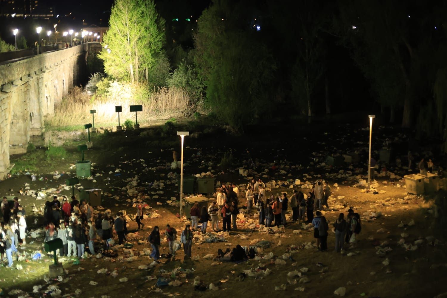 La cara B del Lunes de Aguas en Salamanca: mucha basura pero sin incidentes