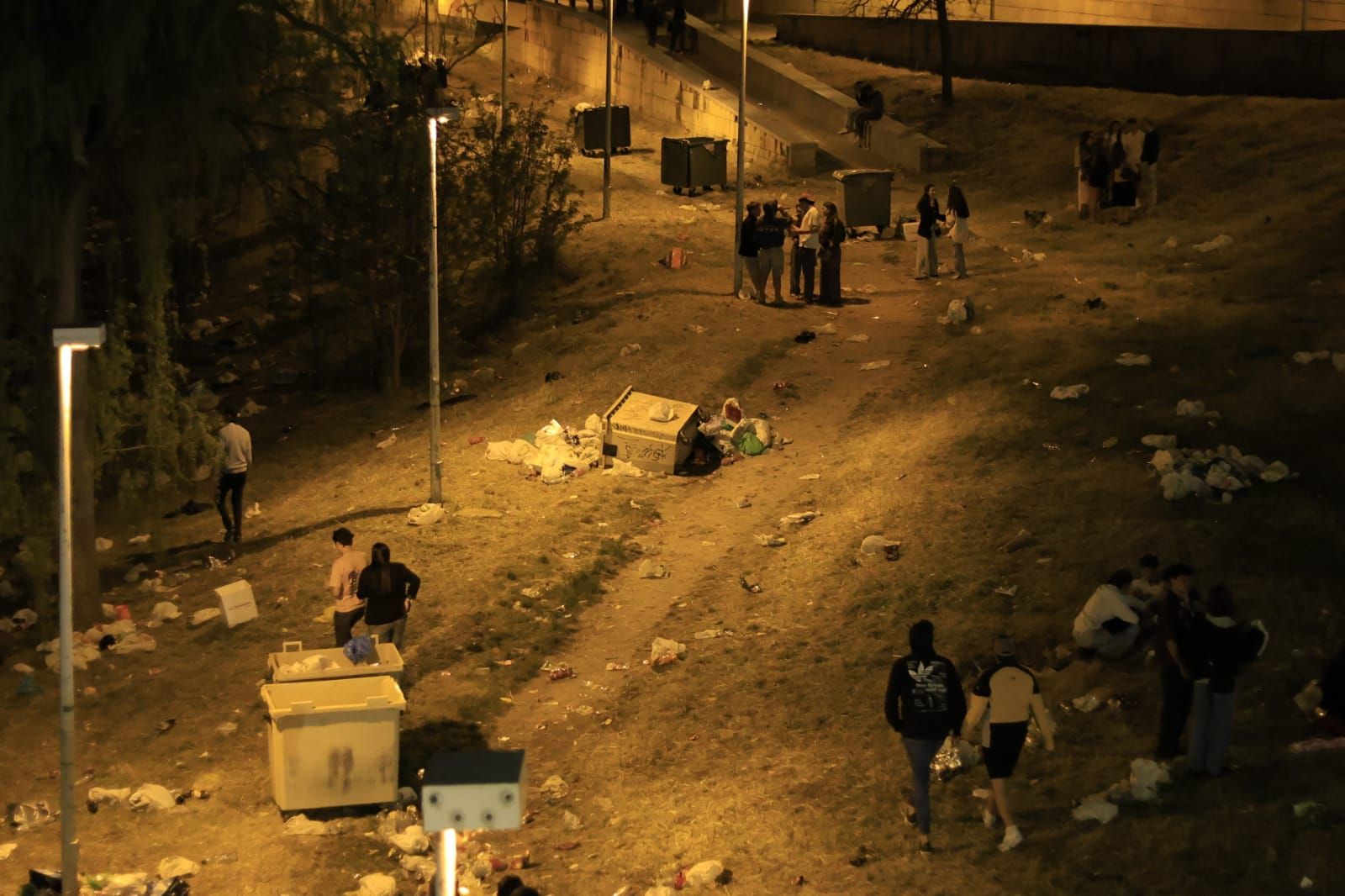 La cara B del Lunes de Aguas en Salamanca: mucha basura pero sin incidentes