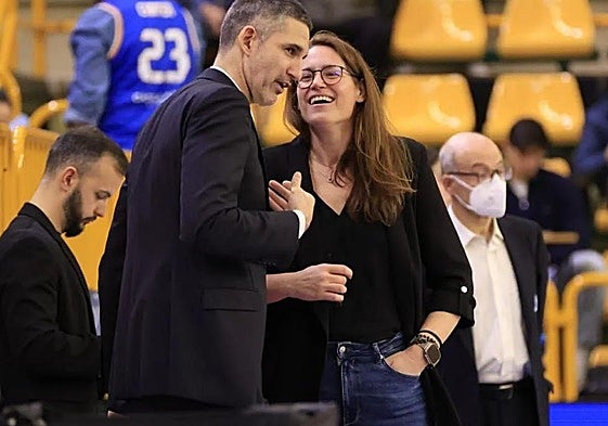 Rubén Burgos y Anna Montañana, durante el último partido entre Avenida y Valencia Basket en Würzburg.