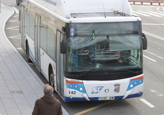 Un autobús urbano, en la parada del Hospital de Salamanca.