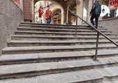 Obras para poner «presentables» las escaleras de la Plaza Mayor con la Feria del Libro y San Juan a la vista