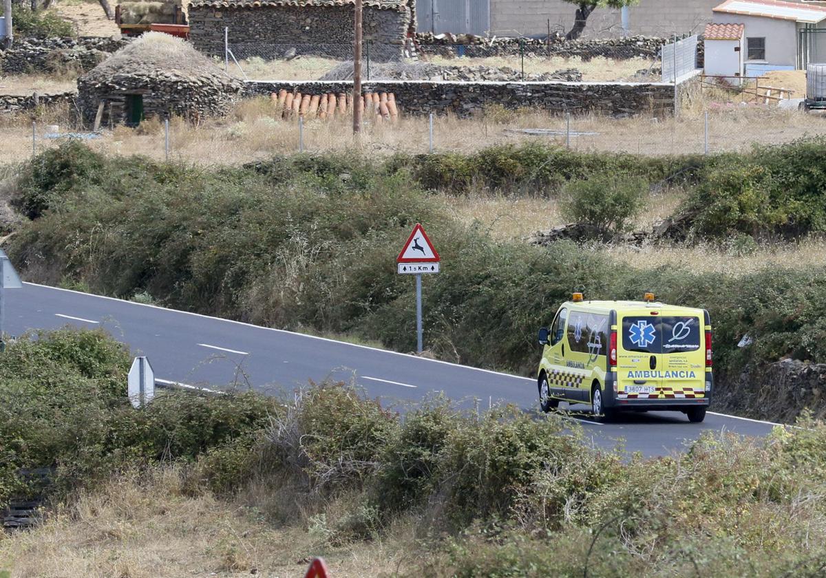 Un vehículo volcado en Peñacaballera deja dos heridos trasladados al hospital
