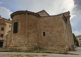 La iglesia románica de San Cristóbal en la plaza del mismo nombre.