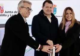 El presidente de la Junta de Castilla y León, Alfonso Fernández Mañueco, visita las obras de la nueva planta de Novartis en Castellanos de Moriscos, provincia de Salamanca en 2024.