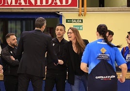 Anna Montañana saluda a Rubén Burgos al final del partido