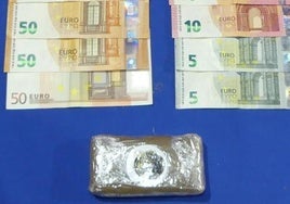 Dinero y droga incautados a los detenidos.