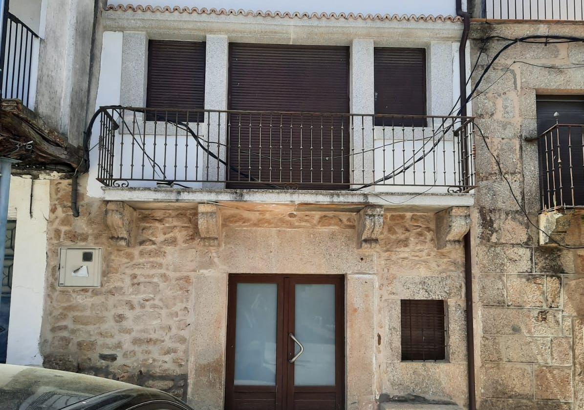 La moderna casa de pueblo en Salamanca que es un bar en venta con dos terrazas