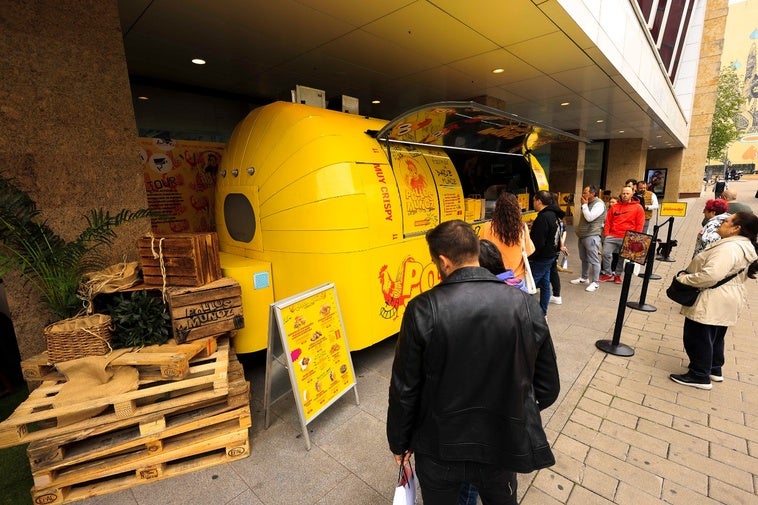 La 'food truck'que convence a Salamanca: colas para probar las recetas del mejor cocinero del mundo