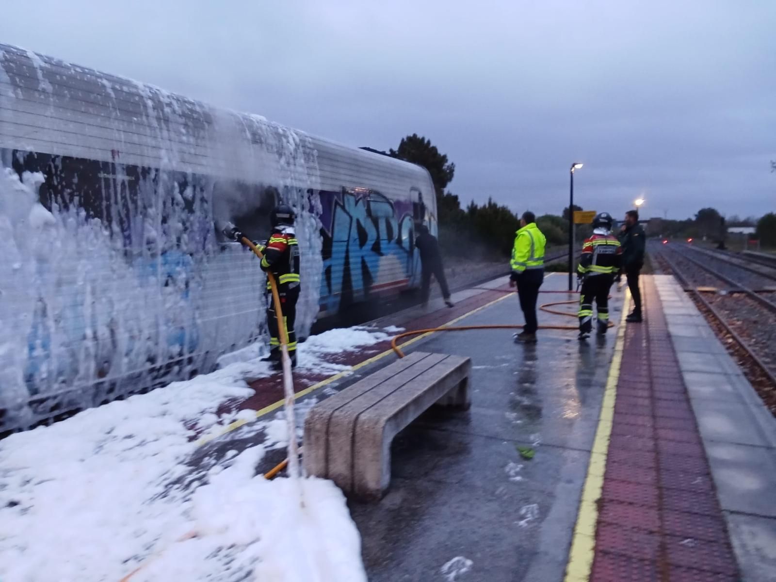El incendio de un tren con pasajeros a bordo, en imágenes