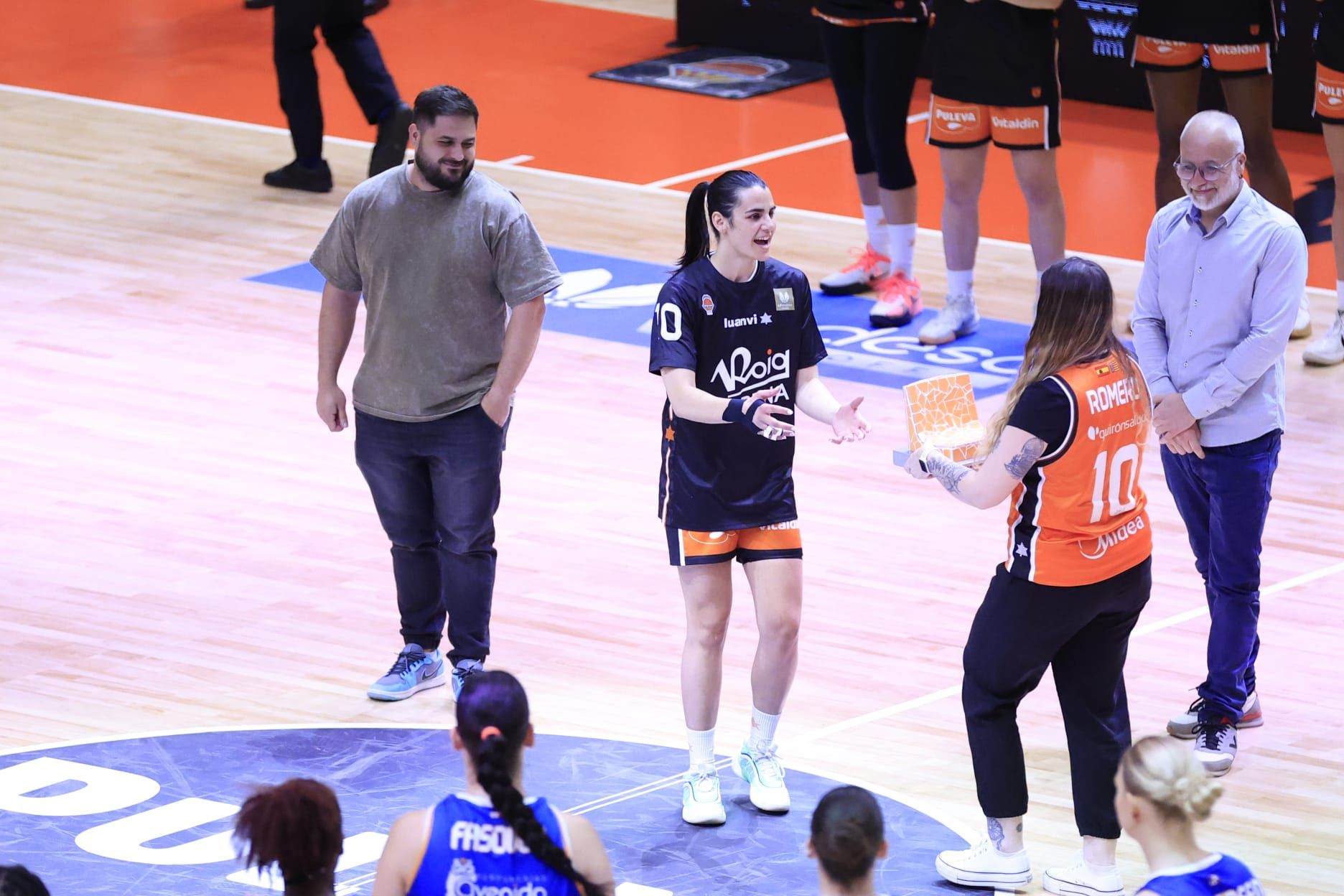En imágenes la derrota de Perfumerías Avenida frente a Valencia Basket