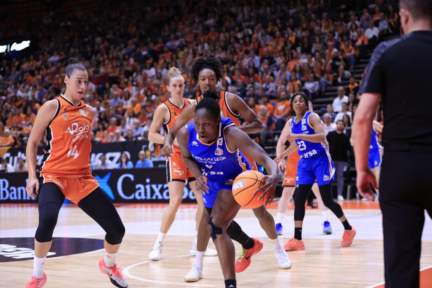 En imágenes la derrota de Perfumerías Avenida frente a Valencia Basket