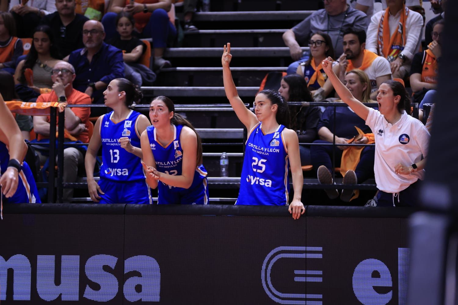 En imágenes la derrota de Perfumerías Avenida frente a Valencia Basket