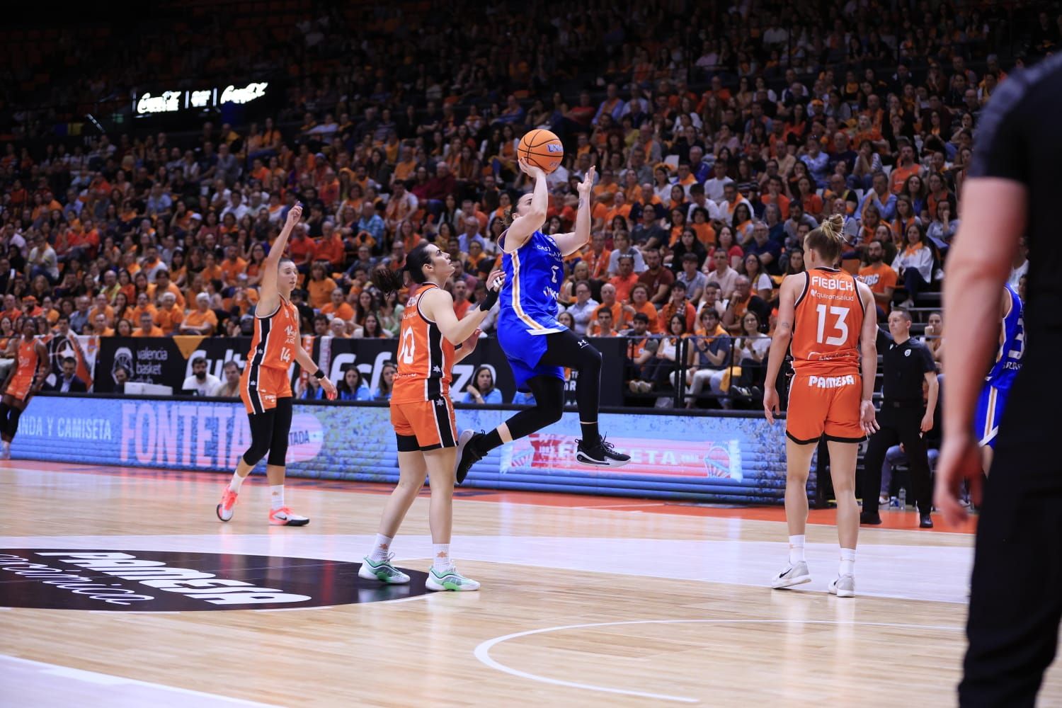 En imágenes la derrota de Perfumerías Avenida frente a Valencia Basket