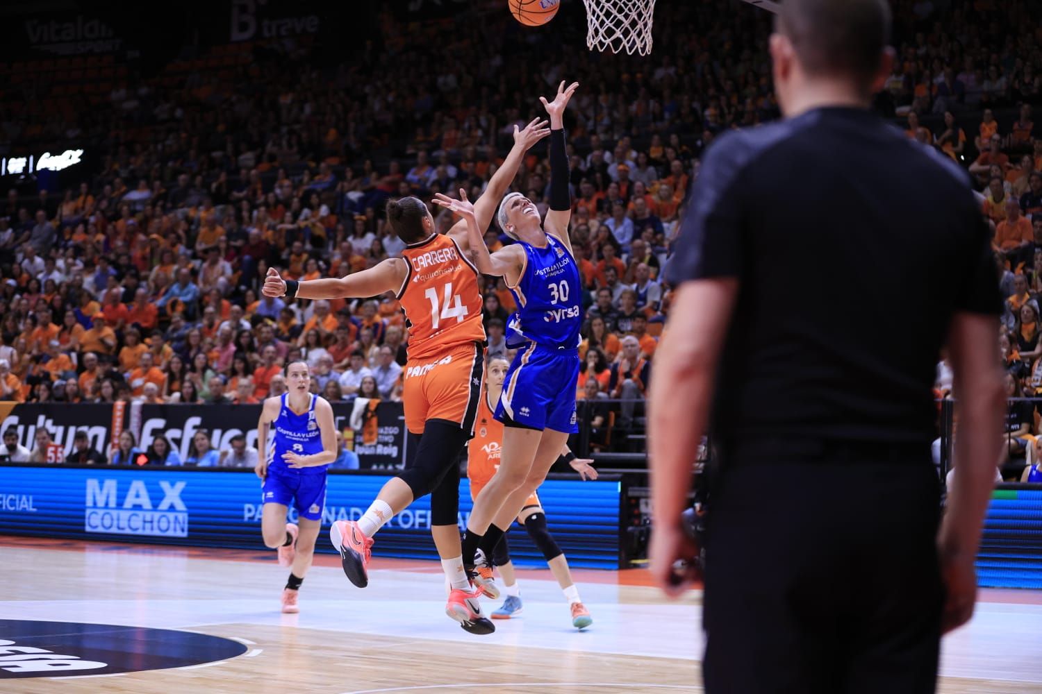 En imágenes la derrota de Perfumerías Avenida frente a Valencia Basket